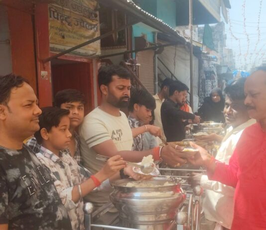 हनुमान जन्मोत्सव पर भंडारे का आयोजन:भक्तों ने पूजा-अर्चना कर प्रसाद ग्रहण किया