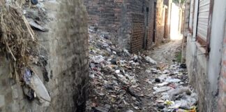 महादेवा की गलियां कूड़े के ढेर में तब्दील:पैदल चलना मुश्किल, संक्रामक बीमारियों का खतरा बढ़ा