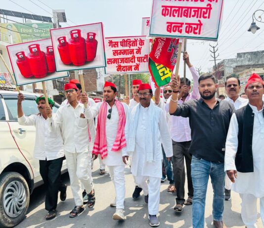 इटवा में गैस किल्लत, कालाबाजारी पर सपा का प्रदर्शन:राज्यपाल को 6 सूत्रीय ज्ञापन सौंपकर समाधान की मांग