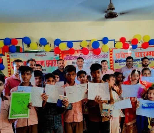 सिलेटनगंज कंपोजिट विद्यालय में परीक्षा फल और वार्षिक उत्सव:BEO अरुण वर्मा ने मेधावी छात्रों को पुरस्कृत किया, नामांकन का आग्रह