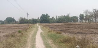 खुनियांव में विकास का पहिया थमा:पक्की सड़क का वादा, अब बजट के बहाने ग्रामीणों को आश्वासन