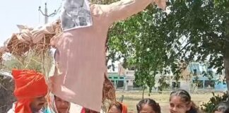 श्रावस्ती में महिलाओं ने लक्ष्मनपुर बाजार में किया प्रदर्शन:33 प्रतिशत महिला आरक्षण के विरोध पर फूंका विपक्षी नेताओं का पुतला