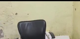 बनकटी पीएचसी में छत का प्लास्टर गिरा:कंप्यूटर रूम में हादसा, उपकरण क्षतिग्रस्त