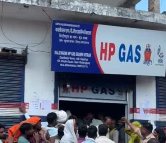 महराजगंज में गैस एजेंसी के स्टॉक से 227 सिलेंडर गायब:शिकायत पर फूड इंस्पेक्टर ने मारा छापा, संचालक के खिलाफ कालाबाजारी का केस दर्ज