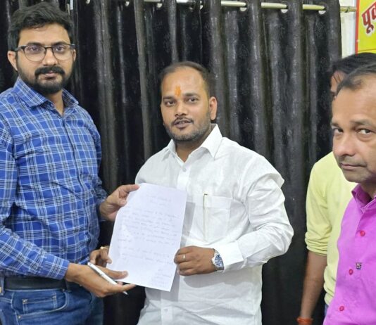 सिसवा में स्मार्ट मीटर से उपभोक्ता परेशान:एमएलसी प्रतिनिधि ने एसडीओ को ज्ञापन सौंप कार्रवाई की मांग की