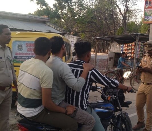 श्रावस्ती में हिताई नगर मोड़ पर वाहन चेकिंग अभियान:चौकी प्रभारी ने तीन सवारी, बिना हेलमेट वालों पर की कार्रवाई