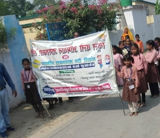 बंजरहा प्राथमिक विद्यालय में ‘स्कूल चलो अभियान’ रैली:बच्चों ने गांव में शिक्षा का संदेश दिया, अभिभावकों को शिक्षा के प्रति जागरूक किया