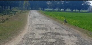 शिकारी चौरा में मुख्य मार्ग जर्जर:दामूपुरवा-सतरही गांवों को जोड़ने वाली सड़क पर बड़े गड्ढे