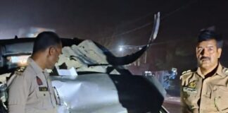 इकौना में इनोवा कार दुर्घटनाग्रस्त:नेशनल हाईवे पर क्षतिग्रस्त मिली, कोई हताहत नहीं