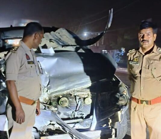 इकौना में इनोवा कार दुर्घटनाग्रस्त:नेशनल हाईवे पर क्षतिग्रस्त मिली, कोई हताहत नहीं