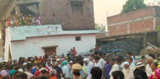 सड़क हादसे में एक परिवार के तीन सदस्यों की मौत:भारतखंड पकड़ी गांव में शव पहुंचे, सैकड़ों ग्रामीण देखने आए