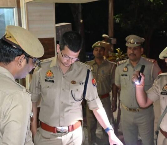 महराजगंज में एसपी के निरीक्षण में दरोगा निलंबित:फरेन्दा कोतवाली में लापरवाही पर तीन के खिलाफ जांच