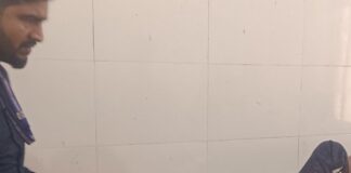 बैजनाथपुर में ई-रिक्शा पलटा, युवक घायल:चौक रोड पर बाइक बचाने के प्रयास में हुआ हादसा