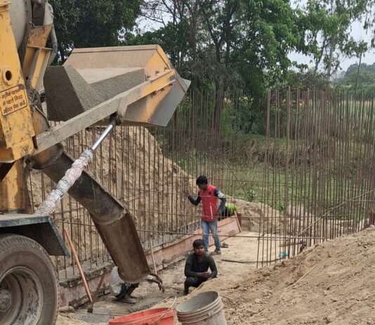 डुमरिया बुजुर्ग में पुल निर्माण कार्य शुरू:ग्रामीणों को आवागमन में मिलेगी सुविधा, छात्रों को भी परेशानी