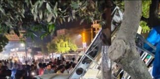 घुघली में तेज रफ्तार कार ने लोगों को टक्कर मारी:सुभाष चौक पर हादसा, तीन लोग घायल, दो रेफर