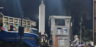 पेट्रोल पंपों पर भीड़ घटी, ईंधन संकट जारी:कैंपर में तेल न मिलने से बढ़ी आम लोगों की परेशानी