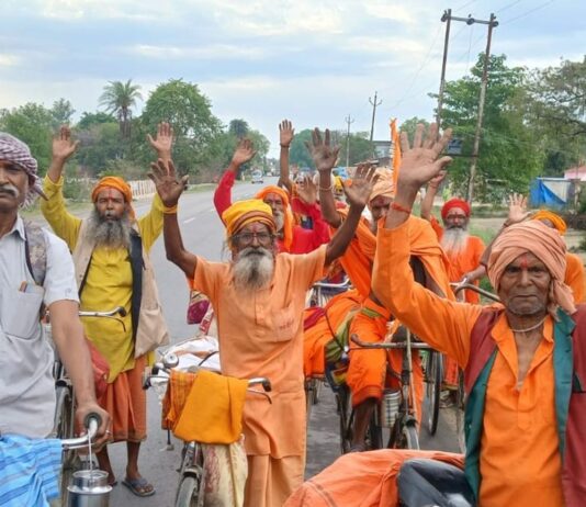 अंबेडकर नगर से 20 संतों की टोली मखौड़ा रवाना:अयोध्या की 84 कोसी परिक्रमा में शामिल होने पहुंचे संत