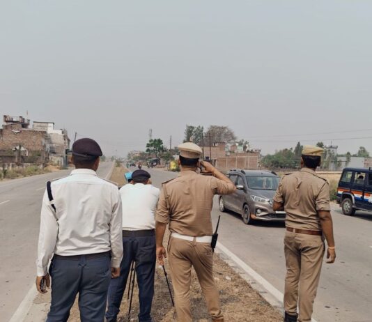 परतावल-गोरखपुर हाईवे पर चला विशेष स्पीड चेकिंग अभियान:तेज रफ्तार 8 वाहनों का चालान, एक वाहन सीज