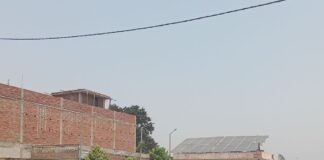 असोगवा में पेट्रोल-डीजल के लिए लगी लंबी कतारें:चिलकती धूप में पंप पर सैकड़ों लोग घंटों कर रहे इंतजार, भीड़ देख कई वापस लौटे