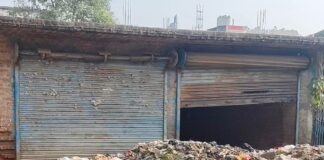 गिलौला में कॉलेज गेट पर वर्षों से कूड़े का ढेर:छात्रों, शिक्षकों व स्थानीय निवासियों को परेशानी
