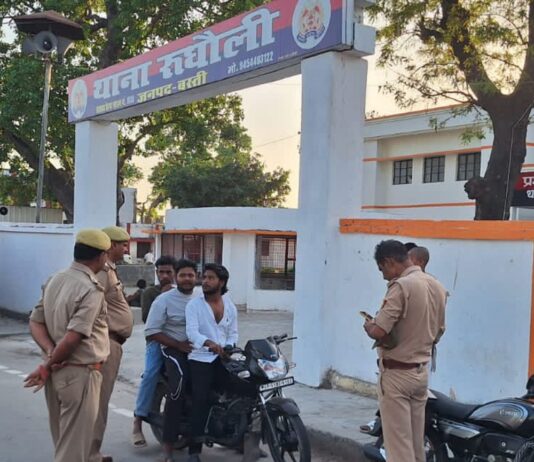रुधौली पुलिस ने वाहनों की चेकिंग की:उच्च अधिकारियों के निर्देश पर चलाया गया अभियान
