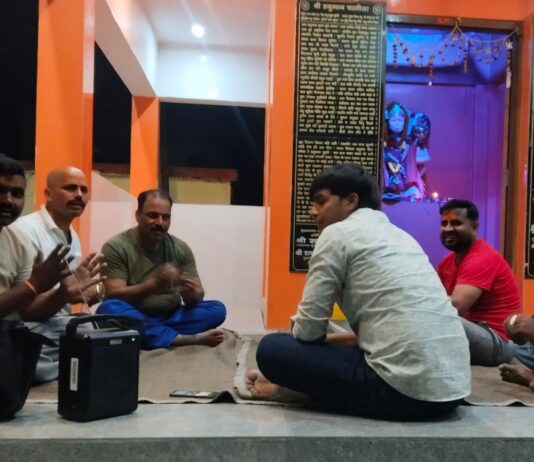 बृजमनगंज में हनुमान जन्मोत्सव मनाया गया:पूजा-अर्चना कर भंडारे का आयोजन; पुलिसकर्मी और स्थानीय लोग शामिल हुए