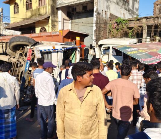 महराजगंज में दो ट्रेलरों की भिड़ंत:एक ट्रक का पहिया फटा, दूसरा पलटा, चालक की मौत, कई दुकानें क्षतिग्रस्त