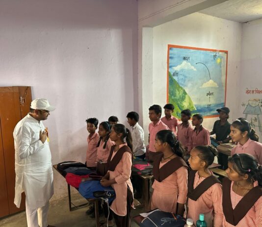 विधायक विनय वर्मा ने स्कूल चलो अभियान का किया शुभारंभ:सिद्धार्थनगर में बच्चों को शिक्षा के प्रति जागरूक किया