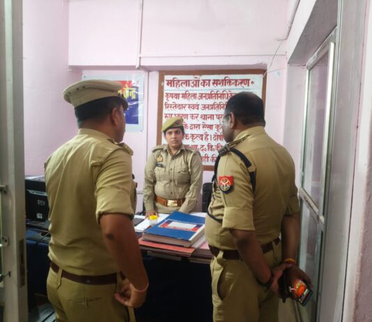 अपर पुलिस अधीक्षक बलरामपुर द्वारा थाना रेहरा बाजार का आकस्मिक निरीक्षण कर संबंधित को दिए गए आवश्यक दिशा निर्देश।*