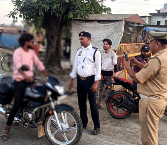 बलरामपुर पुलिस द्वारा यातायात नियमों का उल्लंघन करने वालों के विरुद्ध चलाया अभियान व आम-जन को किया गया जागरूक*