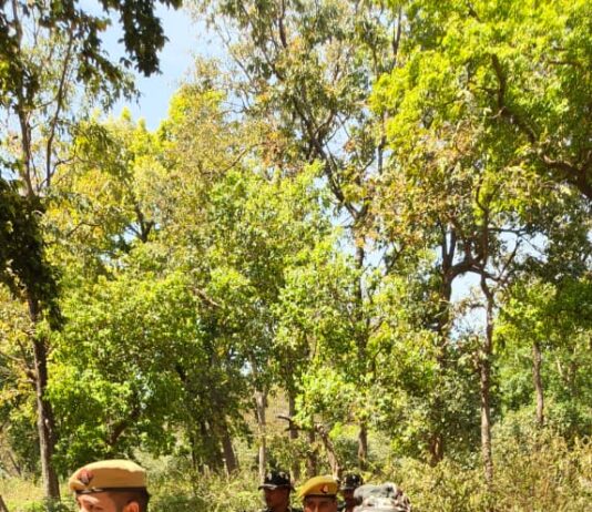 जनपद में शांति एवं कानून व्यवस्था को और अधिक सुदृढ़ बनाने के उद्देश्य से पुलिस अधीक्षक बलरामपुर के निर्देशन में पुलिस एवं SSB की संयुक्त टीम द्वारा इंडो-नेपाल बॉर्डर एरिया में विशेष चेकिंग अभियान के साथ पैदल गश्त की गई*