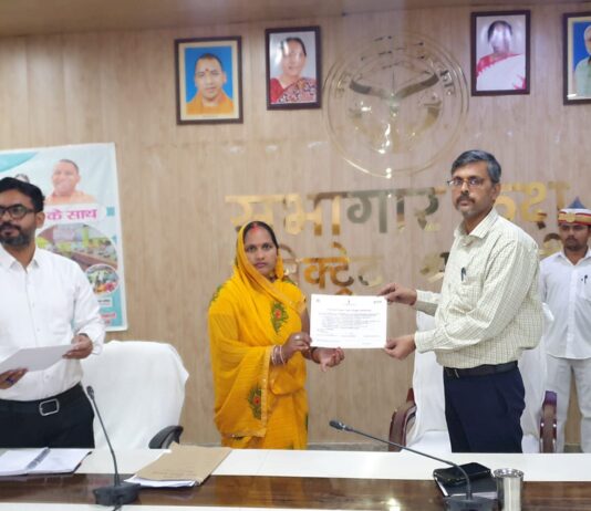 *‘हक की बात, जिलाधिकारी के साथ‘ कार्यक्रम का हुआ आयोजन* *जिलाधिकारी ने महिलाओं से किया संवाद, बेहतर कार्य करने वाली महिलाओं को प्रशस्ति पत्र देकर किया सम्मानित*