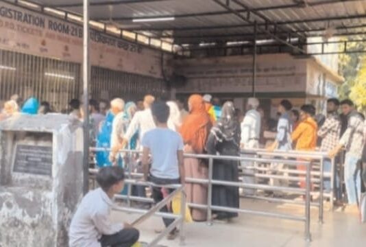 ओपीडी देर से खुलने पर स्वास्थ्य व्यवस्था बेपटरी, गरीब मरीज निजी अस्पतालों की ओर कर रूख