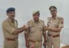 आरक्षी से मुख्य आरक्षी पद पर हुई पदोन्नति,अपर पुलिस अधीक्षक ने पदचिह्न लगाकर दी शुभकामनाएं