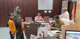 जिलाधिकारी ने जनता दर्शन में सुनी समस्याएं, शिकायतों को तत्काल निस्तारित कराने का दिया निर्देश