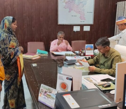 जिलाधिकारी ने जनता दर्शन में सुनी समस्याएं, शिकायतों को तत्काल निस्तारित कराने का दिया निर्देश