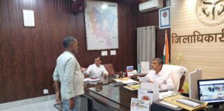 जिलाधिकारी ने जनता दर्शन के दौरान सुनी जनसमस्याएं