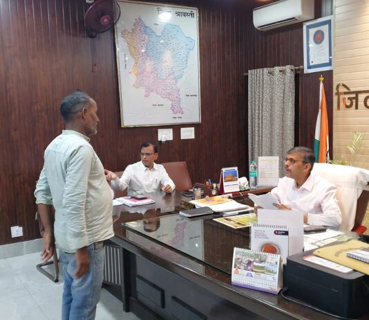 जिलाधिकारी ने जनता दर्शन के दौरान सुनी जनसमस्याएं
