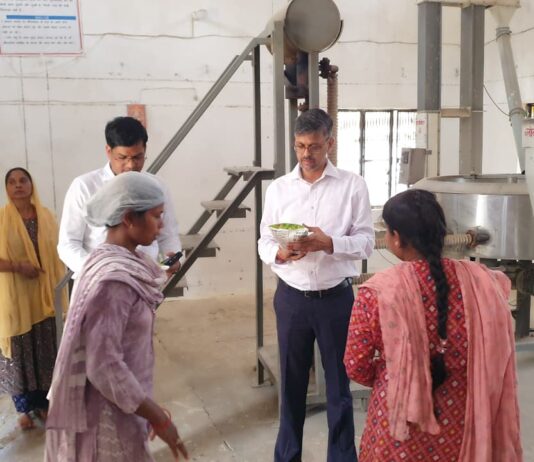जिलाधिकारी ने अहलाद नगर में संचालित ’’एकता प्रेरणा लघु उद्योग’’ का किया आकस्मिक निरीक्षण*