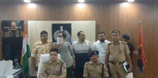 *थाना सिरसिया पुलिस, एसओजी व सर्विलांस की संयुक्त टीम द्वारा थाना सिरसिया अंतर्गत हुई गोकशी की घटना से संबंधित अभियुक्त पुलिस मुठभेड़ में घायल/गिरफ्तार* *अभियुक्त के पास से 01 तमंचा 315 बोर,01 खोखा कारतूस 315 बोर व 01 जिंदा कारतूस 315 बोर बरामद*