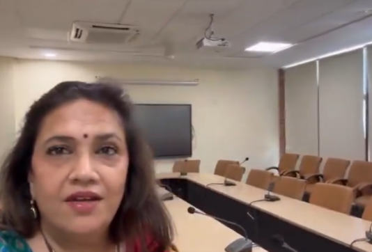 चीफ गेस्ट बनकर पहुंचीं, लेकिन न आयोजक आए और न छात्र — खाली हॉल में इंतजार.