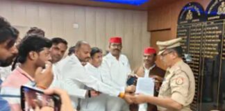 अपर्णा यादव पर FIR.. लखनऊ में सपा का विरोध, समाजवादी पार्टी का झंडा जलाने पर भड़का विवाद