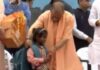 CM योगी आदित्यनाथ ने शुरू किया ‘स्कूल चलो अभियान’, बच्चों को खुद पहनाए स्कूल बैग