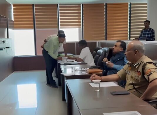 सैलरी हाइक की मांग पर नोएडा में कर्मचारियों का प्रदर्शन, UP DGP राजीव कृष्ण और ADG अमिताभ यश ने की मॉनिटरिंग, बोले- दंगा भड़काने वालों पर होगा एक्शन