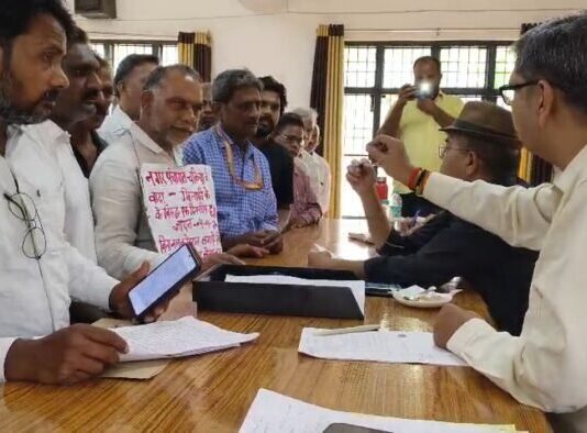 चकिया नगर पंचायत की समस्याओं को लेकर नगरवासियों का प्रदर्शन, लगे “कमीशन खोर चेयरमैन होश में आओ के नारे”