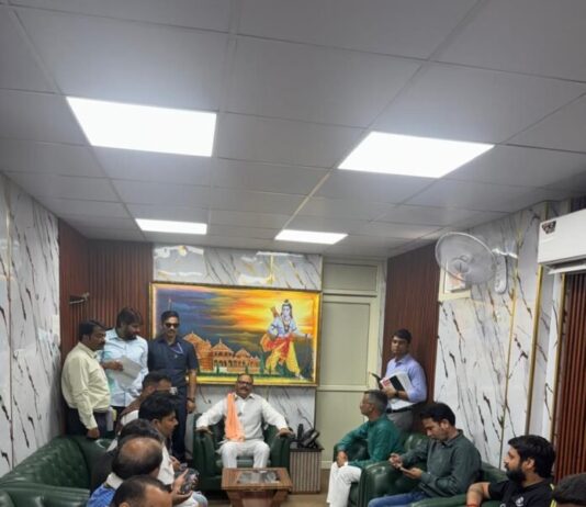 लखनऊ- सवर्ण मोर्चा का जोरदार प्रदर्शन, UGC कानून पर उठाए सवाल, डिप्टी सीएम बृजेश पाठक से मिलकर मांगा समाधान, ‘काला कानून’ बताया