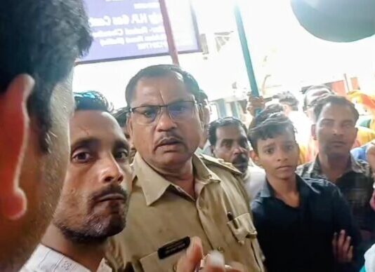 वर्ल्ड वॉर के मुहाने पर दुनिया! बलिया में गैस के लिए हाहाकार, रामलीला मैदान के सामने भड़का लोगों का गुस्सा