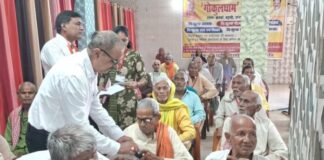 वृद्धाश्रम में हुआ चश्मा वितरण, कैंप लगा कर हो रही है नये…