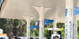 नेपाल में महंगा ईंधन, भारतीय सीमा पर असर:महराजगंज के नौतनवा के पेट्रोल पंपों पर भीड़, प्रशासन ने तय की सीमा