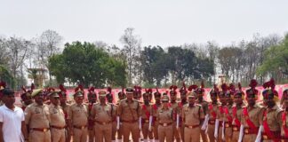 बस्ती में 193 रिक्रूट आरक्षियों की दीक्षांत परेड:पुलिस उप महानिरीक्षक संजीव त्यागी ने ली सलामी, दिलाई शपथ